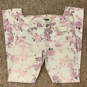 Sz 6 White AE Stretch Skinny Jeans Rose Design